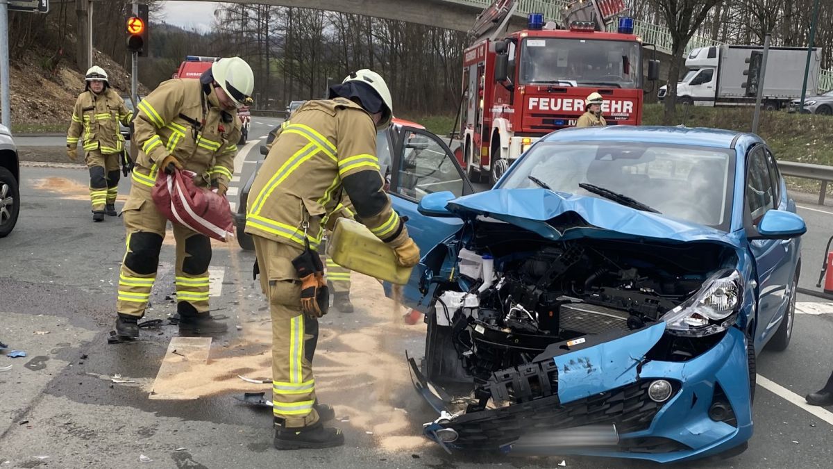 Die Feuerwehr Attendorn kümmerte sich um ausgelaufene Betriebsmittel. von Feuerwehr Attendorn