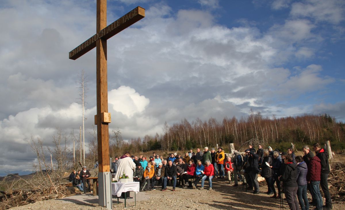 Pastor Markus Leber segnete das Gipfelkreuz im Rahmen einer Andacht. von Kerstin Sauer