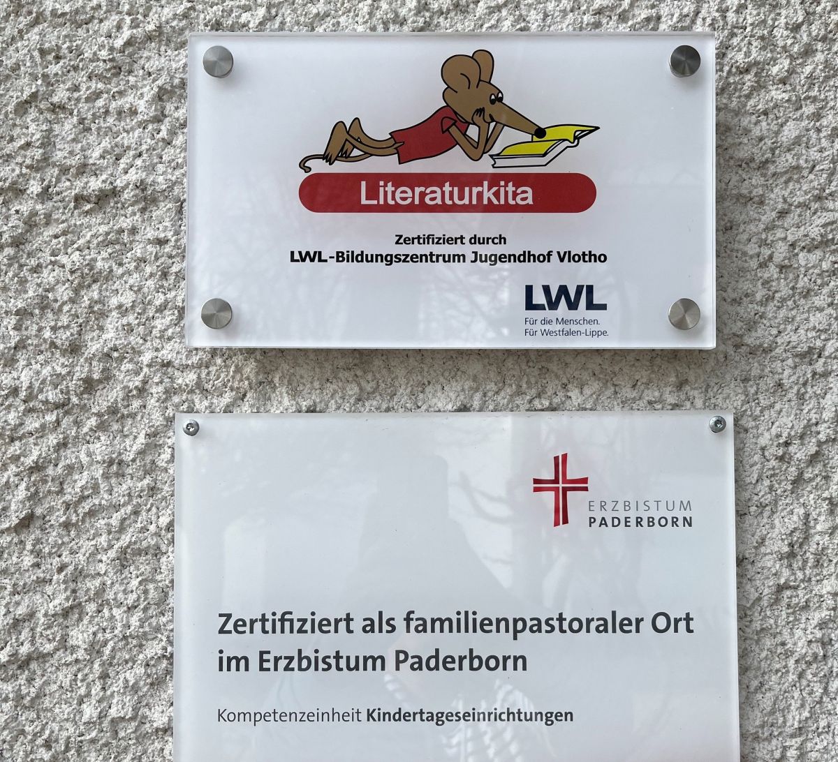 Die Kindertagesstätte St. Hubertus in Ottfingen ist zur Literatur-Kita und zum ersten familienpastoralen Ort in der Gemeinde Wenden zertifiziert worden. von privat