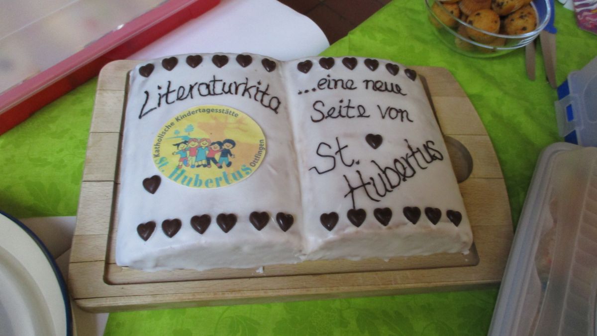 Die Kindertagesstätte St. Hubertus in Ottfingen ist zur Literatur-Kita und zum ersten familienpastoralen Ort in der Gemeinde Wenden zertifiziert worden. Im Kindergarten fand eine bunte Zertifizierungsfeier statt. von privat