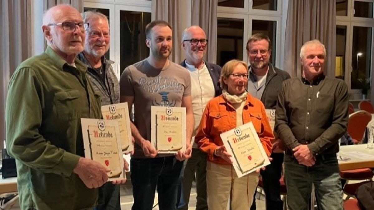 Die anwesenden Jubilare (von links): Heinz-Jürgen Fleisch (70 Jahre), Helmut Mrugalla (40 Jahre), Kai Müller (25 Jahre) 1. Vorsitzender Andreas Eickelmann, Ellen Schulte (50 Jahre), Klaus Müller (40 Jahre) und 1. Geschäftsführer „Heggy“ Jürgen Hasenau. von FCL