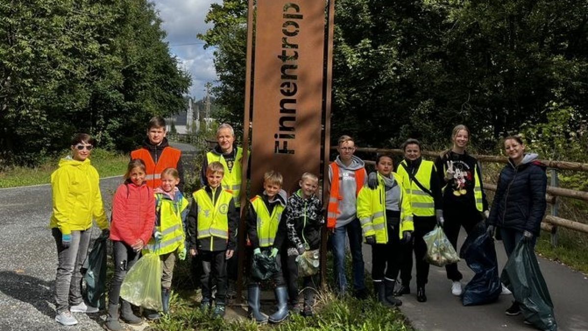 Mit Warnwesten ausgestattet sammelten die Schüler bei den vorangegangenen Aktionen den Müll ein. von privat