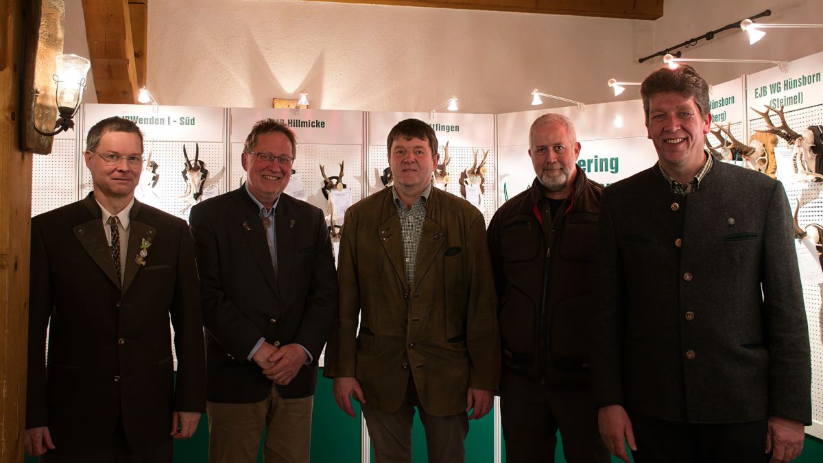 Alter und neuer Vorstand des Hegerings Wenden (v.l.): Harald Häuser (Schriftführer), Karl-Josef Fischer (Hegeringleiter), Theodor Eickelkamp (Schatzmeister), Michael Quiter (neuer stellv. Hegeringleiter) und Paul Sieler (alter stellv. Hegeringleiter). von Maria Häuser