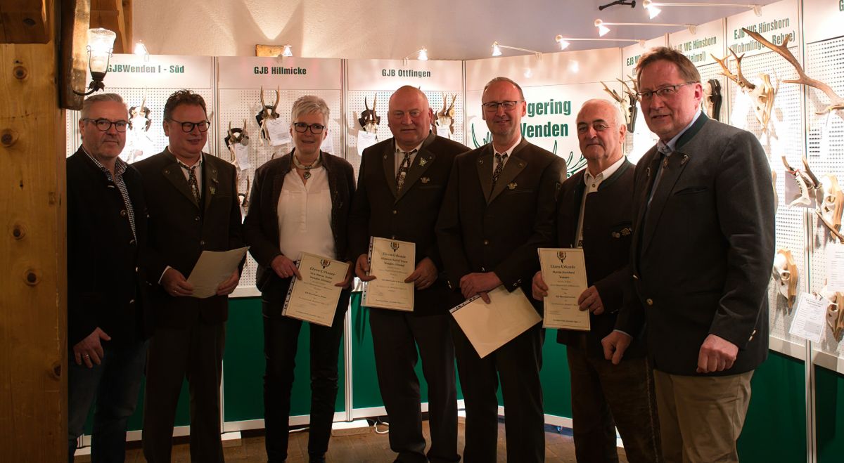 Jubilare der Jagdhornbläsergruppe des Hegerings Wenden (v.l.): Klaus Rademacher (Geschäftsführer Kreisjägerschaft), Gregor Weber, Eva Weber, Rudi Wurm, Siegfried Wurm, Martin Hochhard und Karl-Josef Fischer (Hegeringleiter). von Maria Häuser
