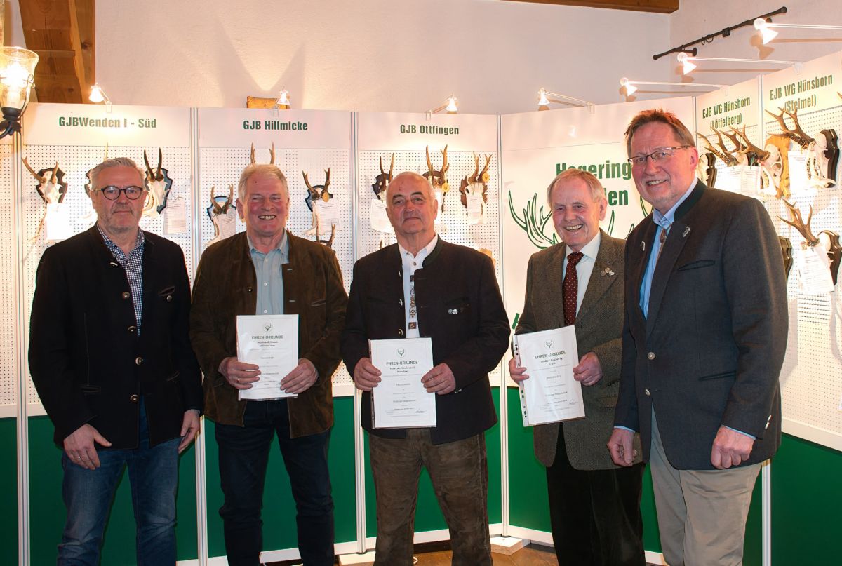 Jubilare beim Hegering Wenden (v.l.): Klaus Rademacher (Geschäftsführer Kreisjägerschaft), Michael Heuel, Martin Hochhard, Walter Kuckertz und Karl-Josef Fischer (Hegeringleiter). von Maria Häuser