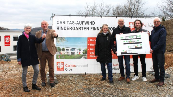 (v. l.): Dorothea Clemens (Leitung Caritas-AufWind), Christoph Becker (Vorstand Caritasverband),...