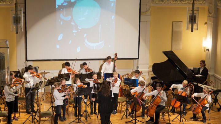 Das Klassenorchester beim Auftritt des Rivius Gymnasiums in Attendorn.