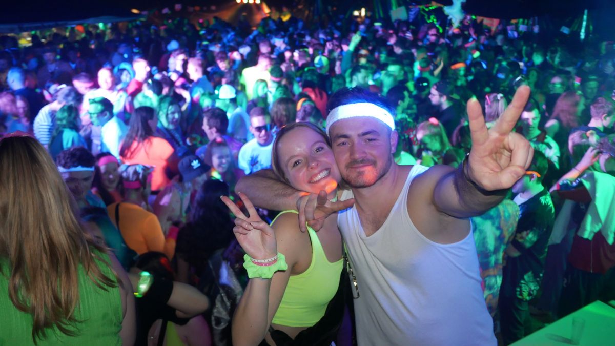 Mehr als 750 Feierfreudige haben am Karsamstag auf der Trash Pop Party in Brachthausen ausgelassen gefeiert. von Celine Kebben