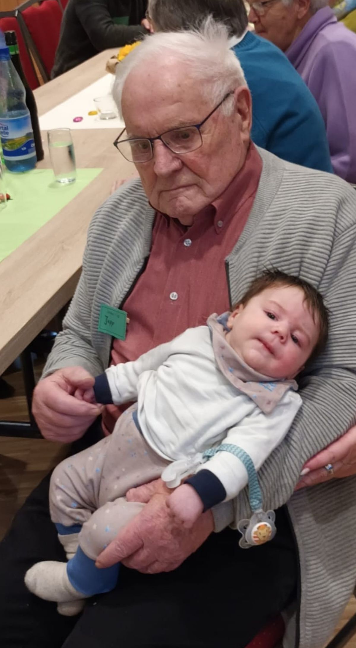 Josef Hoffmann ist mit fast 96 Jahren das älteste Familienmitglied. In seinem Arm der Jüngste im Bunde - der drei Monate alte Felix. von privat