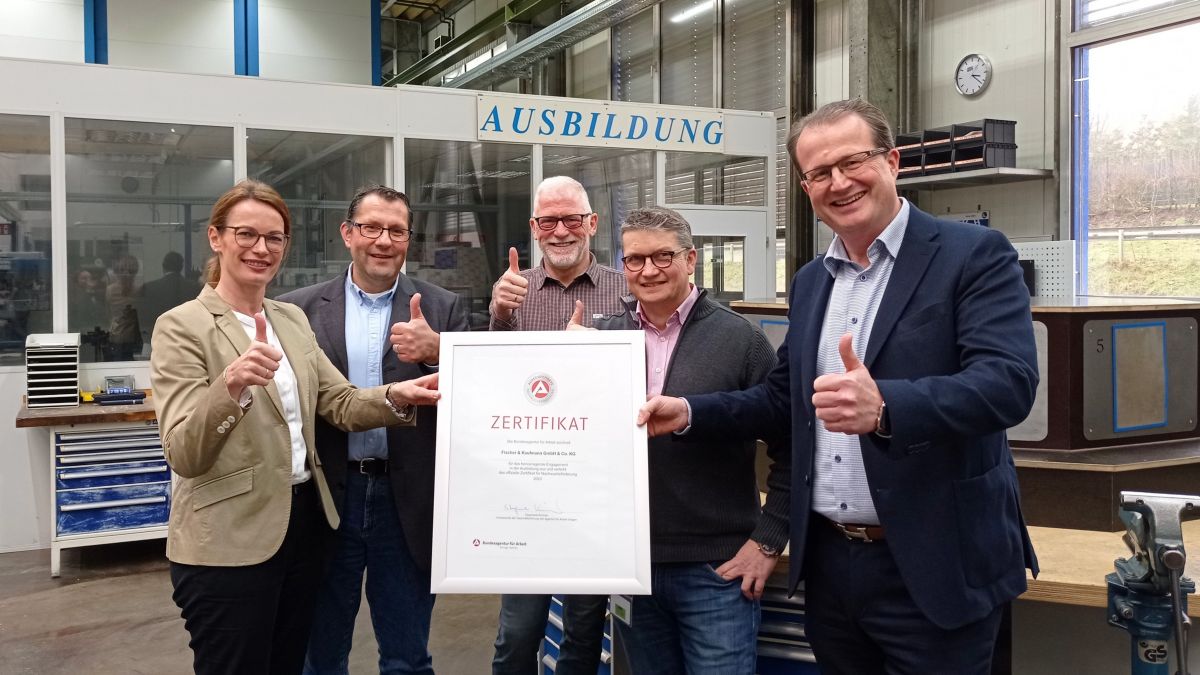 Von links: Simone Stuhrmann (Geschäftsführerin Operativ der Agentur für Arbeit Siegen), Michael Simon (Mitarbeiter Arbeitgeberservice Agentur für Arbeit Siegen), Berthold Lange (Leitung technische Ausbildung), Volker Holzschneiders (Leiter Personal), Jürgen Bischopink (Geschäftsführung) von Nadine El Moussaoui, Agentur für Arbeit Siegen