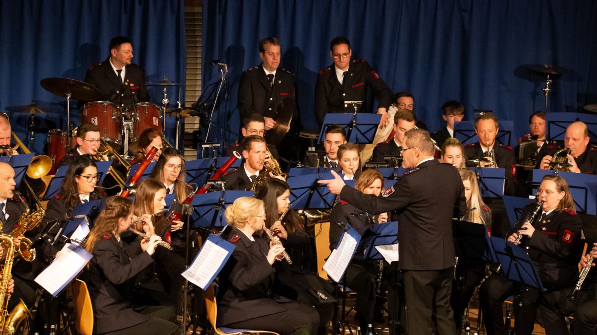 Der Musikzug Wenden der freiwilligen Feuerwehr Wenden unter der Leitung von Ewald Metzger begeisterte bei seinem Jahreskonzert unter dem Motto „Ganz Europa an einem Tisch“. von MZW Sascha Neumann