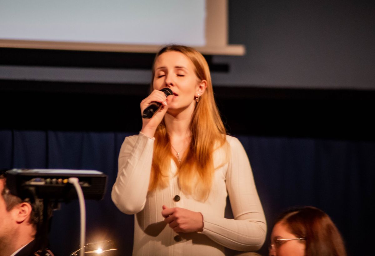 Die Sopranistin Olena Slobodyska intoniert gefühlvoll „Prayer for Ukraine“. von MZW Sascha Neumann