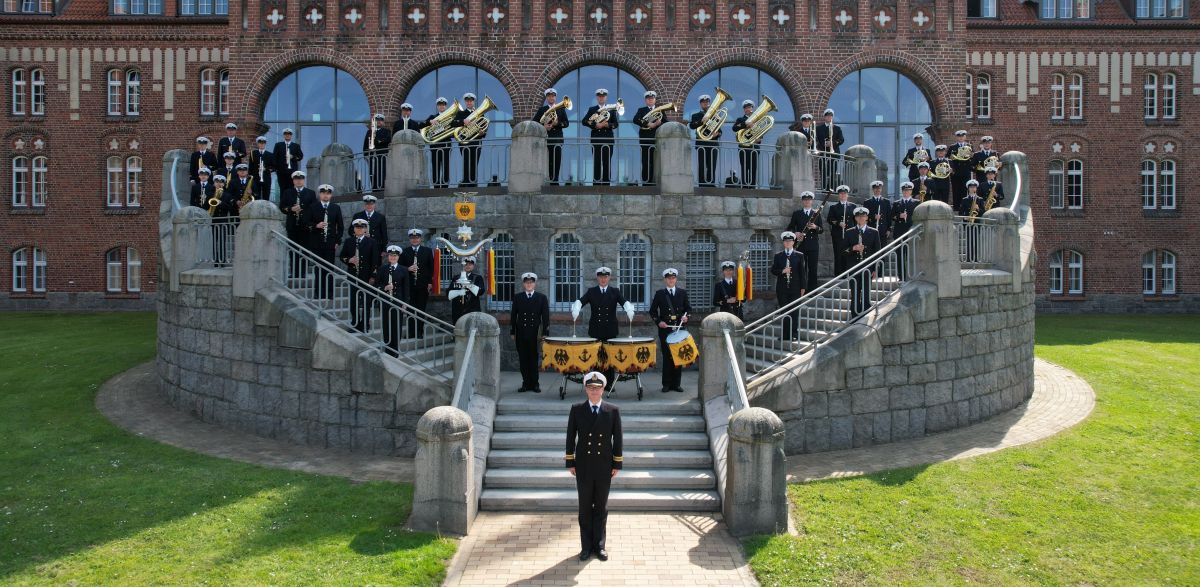 Das Marinemusikkorps Kiel spielt beim Olper Schützenfest auf. von privat