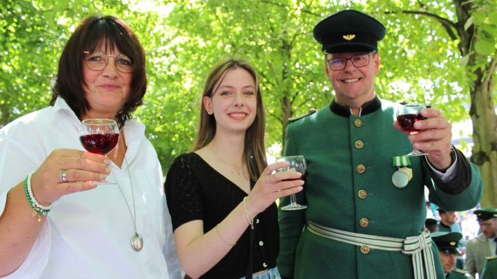 Das amtierende Olper Königspaar Gabriel und Astrid Hochstein und Tochter Carla freuen sich auf die...