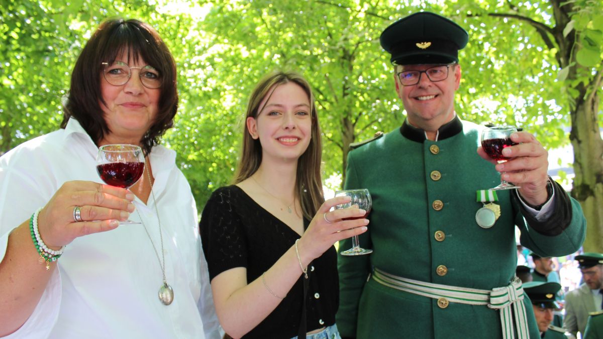 Das amtierende Olper Königspaar Gabriel und Astrid Hochstein und Tochter Carla freuen sich auf die Festtage. von privat