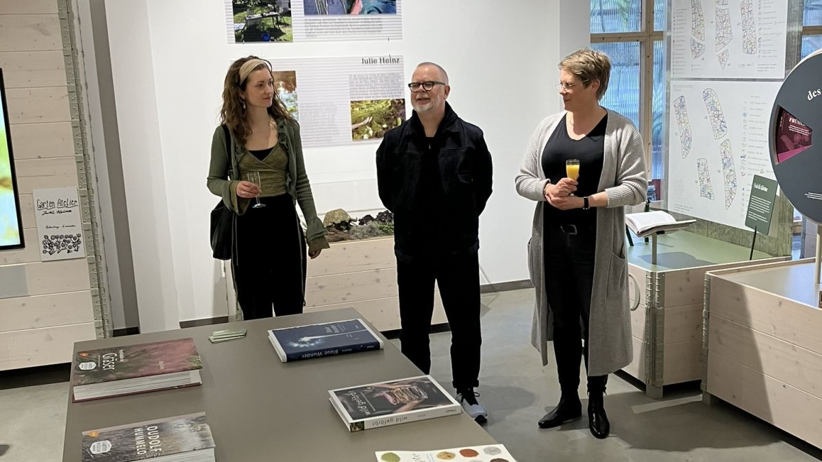 Ausstellungseröffnung im Gartenmuseum des Gartencenters Kremer: Künstlerin Julie Heinz, Kurator Prof. Philipp Teufel und Geschäftsführerin Birgit Kremer. von privat