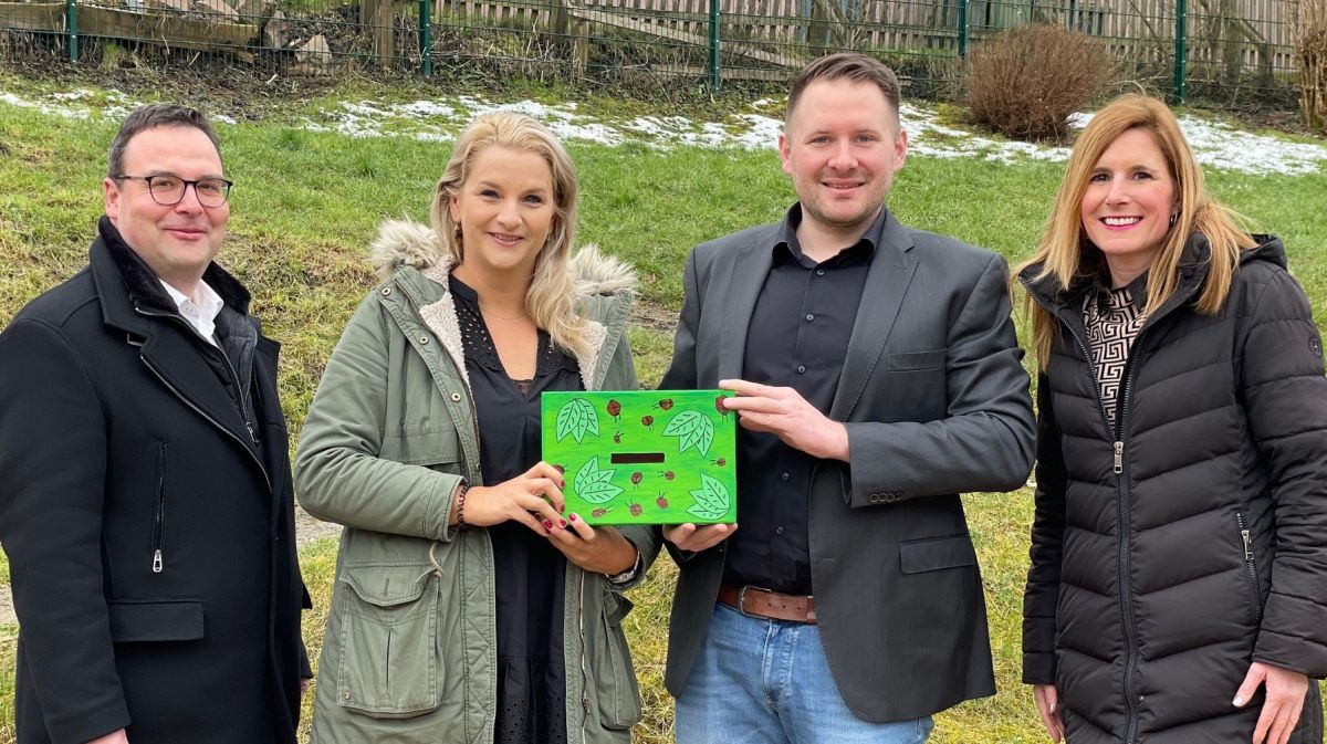 Freuen sich über ein neues Klimaschutzprojekt in Lennestadt: (v.l.) Beigeordneter Karsten Schürheck, Christine Weigelt (Reisebüro Ihr Reiseglück), Moritz Richter als Leiter der Kita St. Marien und Sabine Homrighausen (Reisebüro Ihr Reiseglück). von Stadt Lennestadt