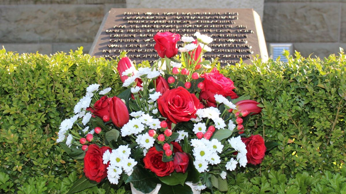 Das Blumengebinde an der Gedenkstele am Klosterplatz erinnert an die Ereignisse des Jahres 1945. von privat