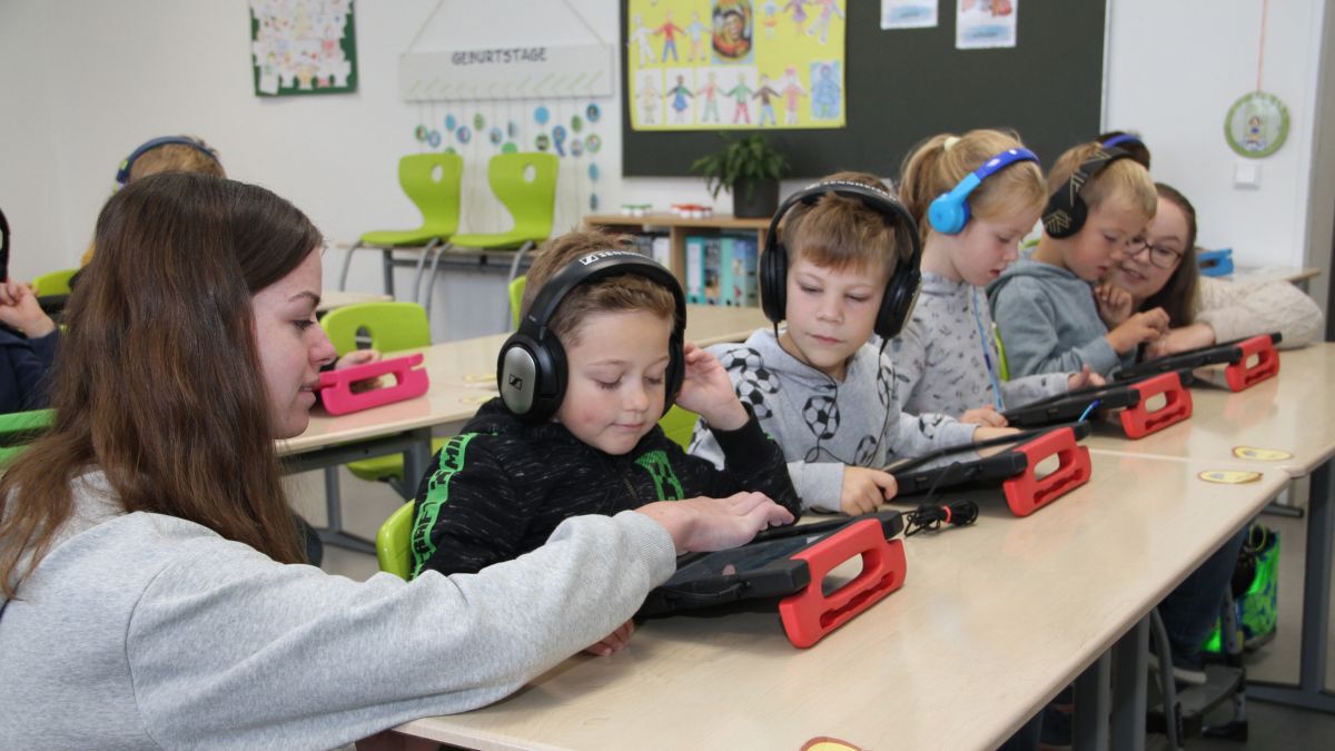 Im vergangenen Jahr besuchten die Medienscouts des Gymnasiums Maria Königin, unterstützt von den Klassenpaten, alle Grundschulen in Lennestadt und Kirchhundem. Dort vermittelten sie Schülern und Lehrern unterschiedliche digitale Inhalte. von Kerstin Sauer