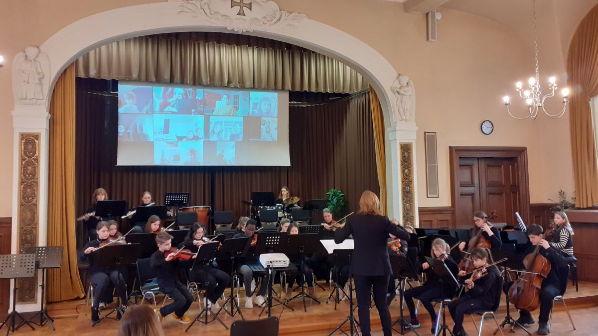 Die Orchester „Concertino“ und „Concerto“ der Musikschulen Olpe, Drolshagen und Wenden begeisterten beim gemeinsamen Konzert in der Aula des Städtischen Gymnasiums Olpe. von privat