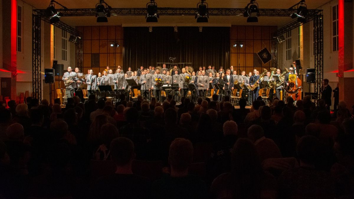 Das Ausbildungsmusikkorps der Bundeswehr trat auf Einladung der Knappenkapelle Meggen in der Schützenhalle in Meggen auf. von Knappenkapelle, Daniel Hüttmann
