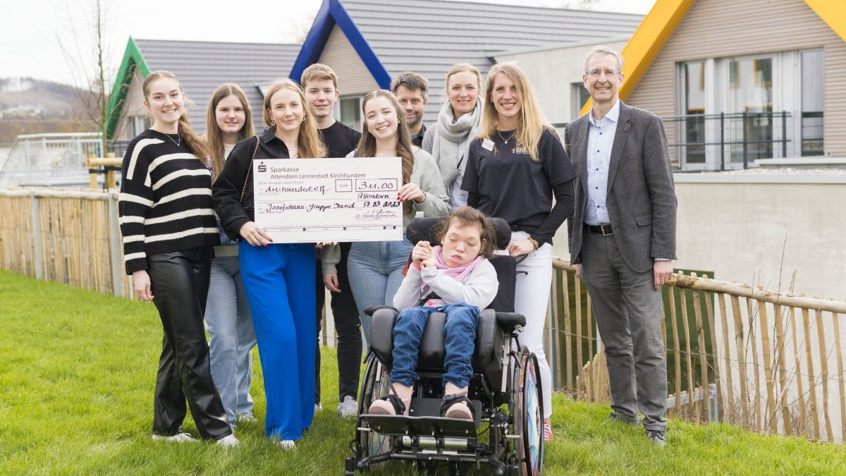 Die Vertreter des St. Ursula-Gymnasiums übergeben den symbolischen Scheck. von privat