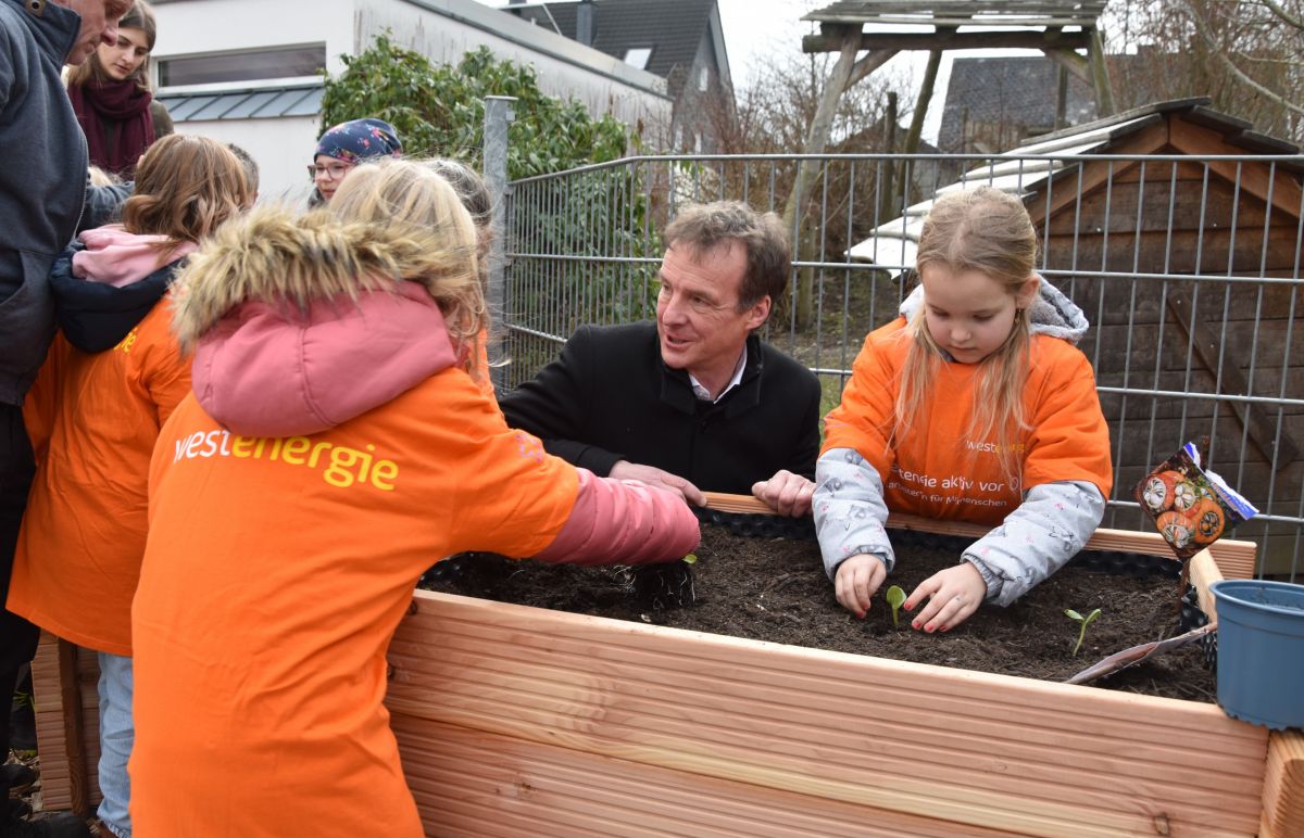 Auch Wendens Bürgermeister Bernd Clemens half mit. von privat