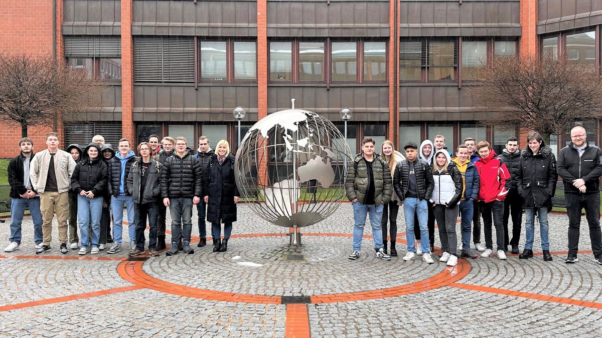 GymSL-Schüler und ihre Lehrer waren zu Besuch bei der SMS group in Hilchenbach. von privat