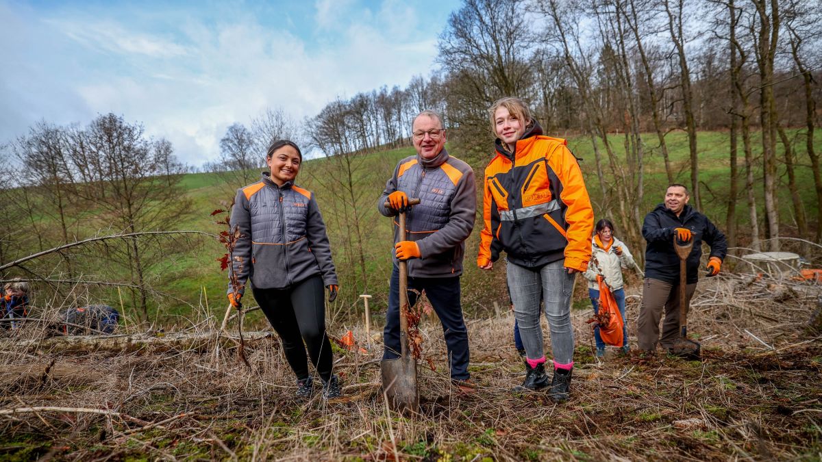 Peter Tepaß, Chief Officer CE bei OBI und die Azubis pflanzen Tausend neue Bäume im Drolshagener Wald. von OBI