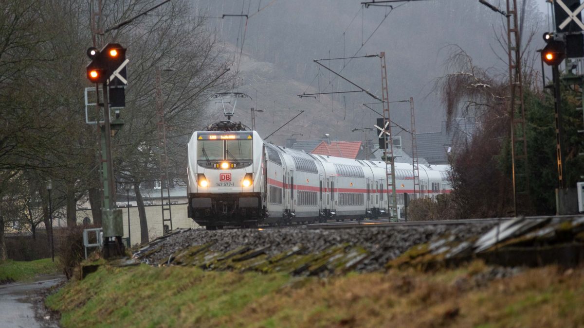 Ein Intercity auf der Ruhr-Sieg-Strecke in Meggen. Am Montag, 27. März, wird er nicht fahren. von Nils Dinkel