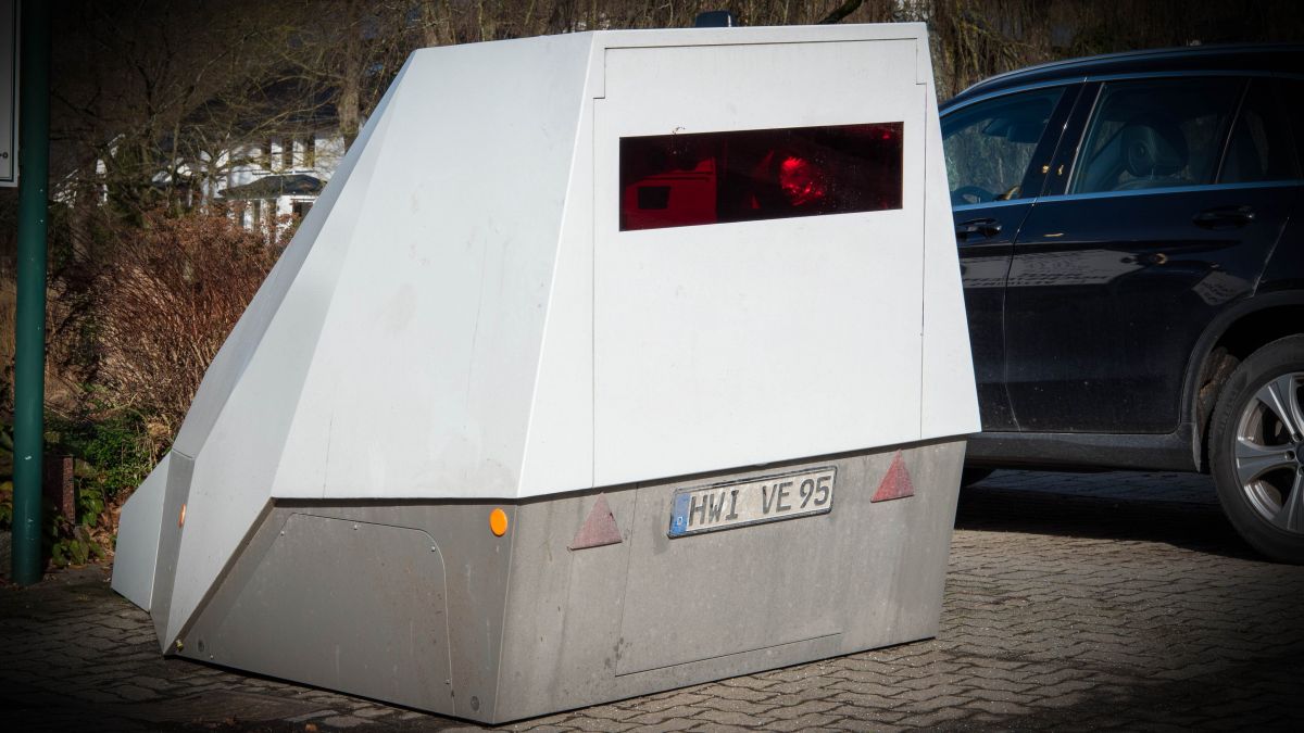 Symbolfoto: Ein Blitzer-Anhänger. von Nils Dinkel