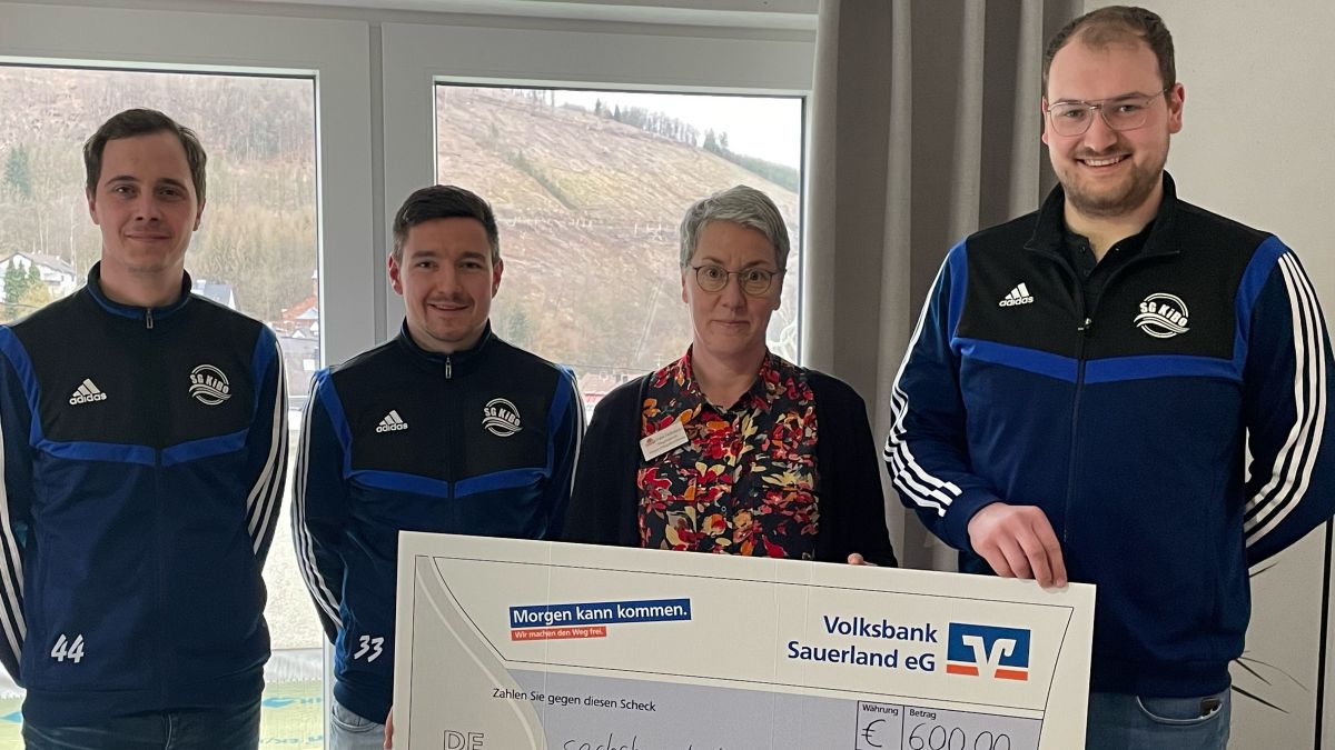 Die SG Kirchveischede/Bonzel spendete jetzt an das St.-Elisabeth-Hospiz. von privat