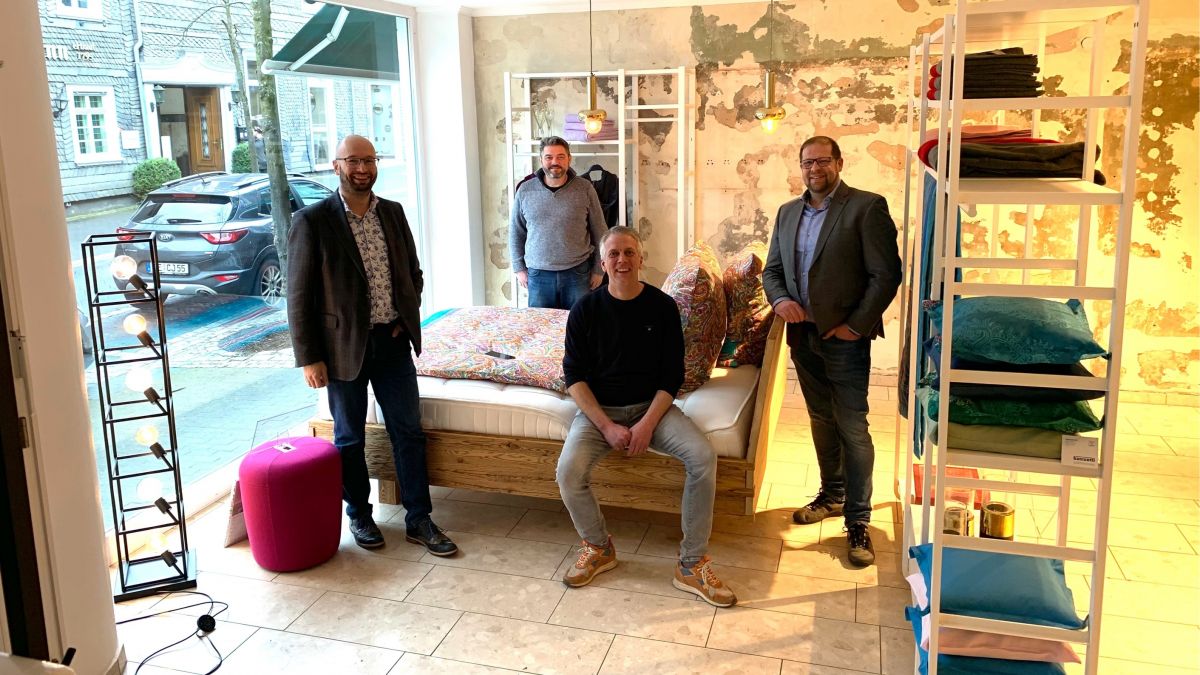 Von links: Sebastian Reither, Ömer Kandemir, Benedikt Halbe und Marcus Meyer richteten das Schaufenster ein. von privat