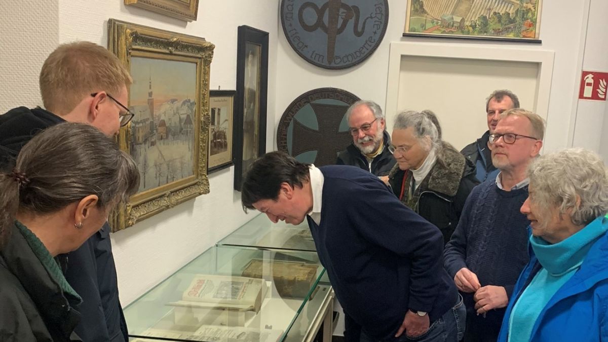 Im Magazin des Stadtarchivs Olpe informierten sich die Teilnehmenden der Heimat-Werkstatt über Fülle und Vielfalt des Archivgutes. von Dr. Stephan Schlösser