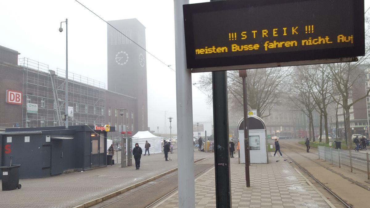 Der Verkehr soll zum Erliegen kommen: Die Verbraucherzentrale NRW informiert über die Rechte von Flug- und Bahnreisenden. von Verbraucherzentrale NRW