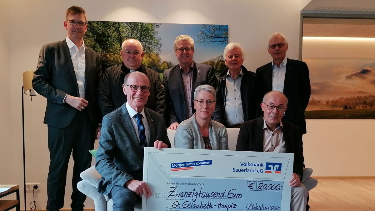 Spendenübergabe in den renovierten Räumen des St.-Elisabeth-Hospizes: (vorne v.l.) Wolfgang Teipel, Gabi Hohmann und Martin Schäfer; (hinten v.l.) Michael Griese, Pastor Heinrich Schmidt, Georg Kaiser, Dietmar Meeser und Peter Hesse. von Pia Krämer