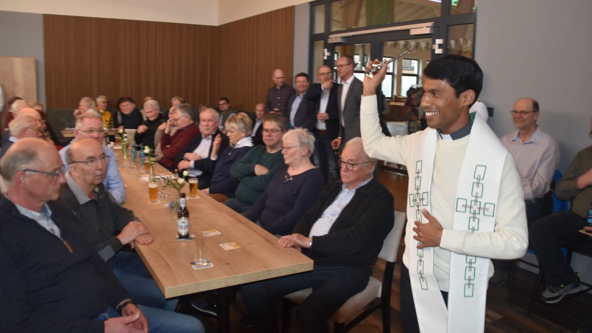 Vikar Shijo Kottekaly segnet die neuen Räume. von Nicole Voss
