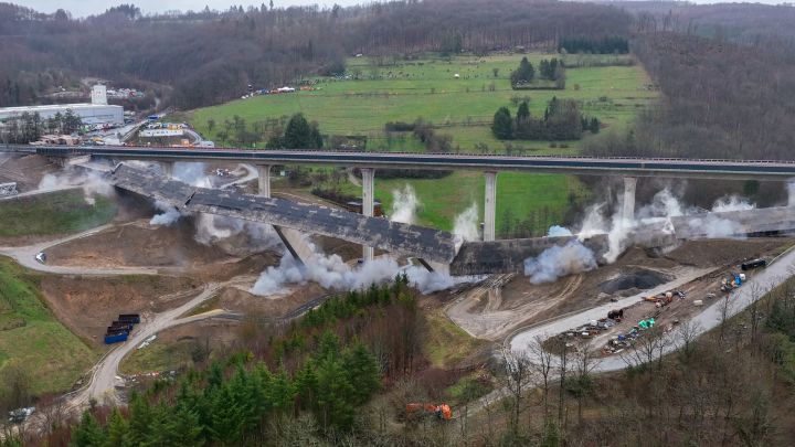 Am Sonntag, 26. März, wurde die A45-Talbrücke Eisern erfolgreich gesprengt.