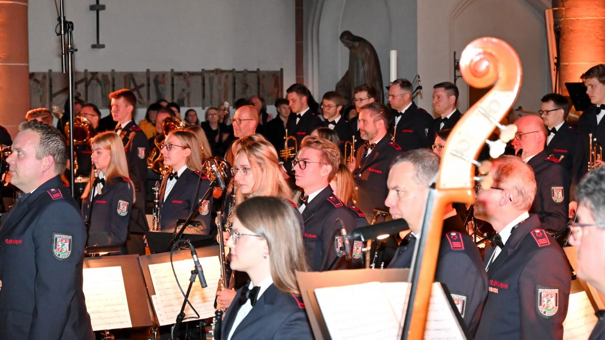 Der Musikzug der Freiwilligen Feuerwehr Olpe führte erstmals das neue Werk „13 Minuten im Frühling“ auf. von Miriam Walkenbach