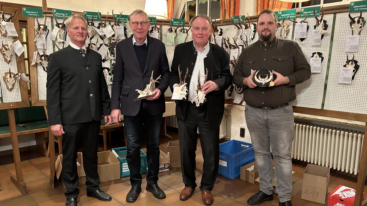 Bei der Trophäenbewertung sicherte sich Walter Viegener (2. von rechts) den ersten Platz vor Henning Gallöenkamp und Johannes Hesse. von privat