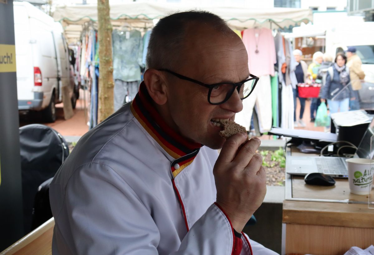 Den Geschmacksnerven von Brotprüfer Karl-Ernst Schmalz macht niemand etwas vor: Mit über 35 Jahren Berufserfahrung schmeckt er sofort, wenn etwas nicht stimmt. von Rebecca Dalhoff | Textwerk Attendorn