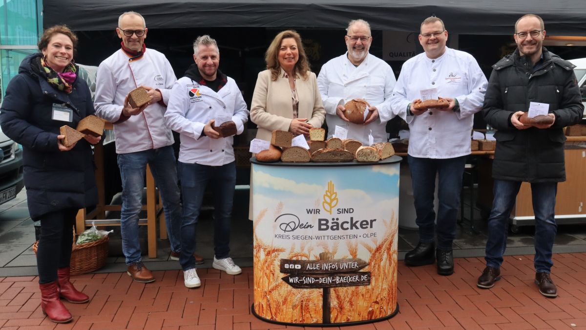 Geschäftsführer der Kreishandwerkerschaft Westfalen-Süd Stefan Simon (re.) mit Obermeister Georg Sangermann (2. v. re.) und weiteren Vorstandsmitgliedern der Bäcker-Innung Westfalen-Süd. Brotprüfer Karl-Ernst Schmalz (2. v.li.) nahm die Brote genau unter die Lupe. von Rebecca Dalhoff | Textwerk Attendorn