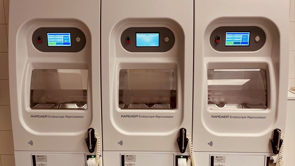 Die neuen Geräte zur Endoskopreinigung. von Helios Klinik
