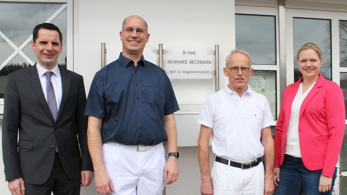 Christina Röcher von der Servicestelle für Ärztinnen und Ärzte des Kreises Olpe hat Dr. Reinhard Beckmann und Holger Neumann zueinander geführt und dazu beigetragen, dass die Zukunft der Praxis für Allgemeindemedizin in Neu-Listernohl gesichert ist. Darüber freut sich insbesondere auch der Bürgermeister der Hansestadt Attendorn, Christian Pospischil (v.r.). von Kreis Olpe