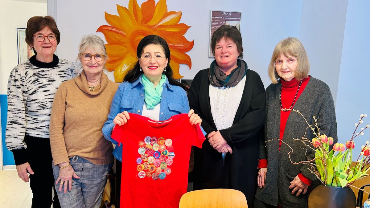 Süprachen über die Arbeit des Kinderschutzbundes: Monika Huesmann, Tordis Hengstenberg, Nezahat Baradari, Annette Ritz und Heike Goebel (von links). von Bundestagsbüro Nezahat Baradari