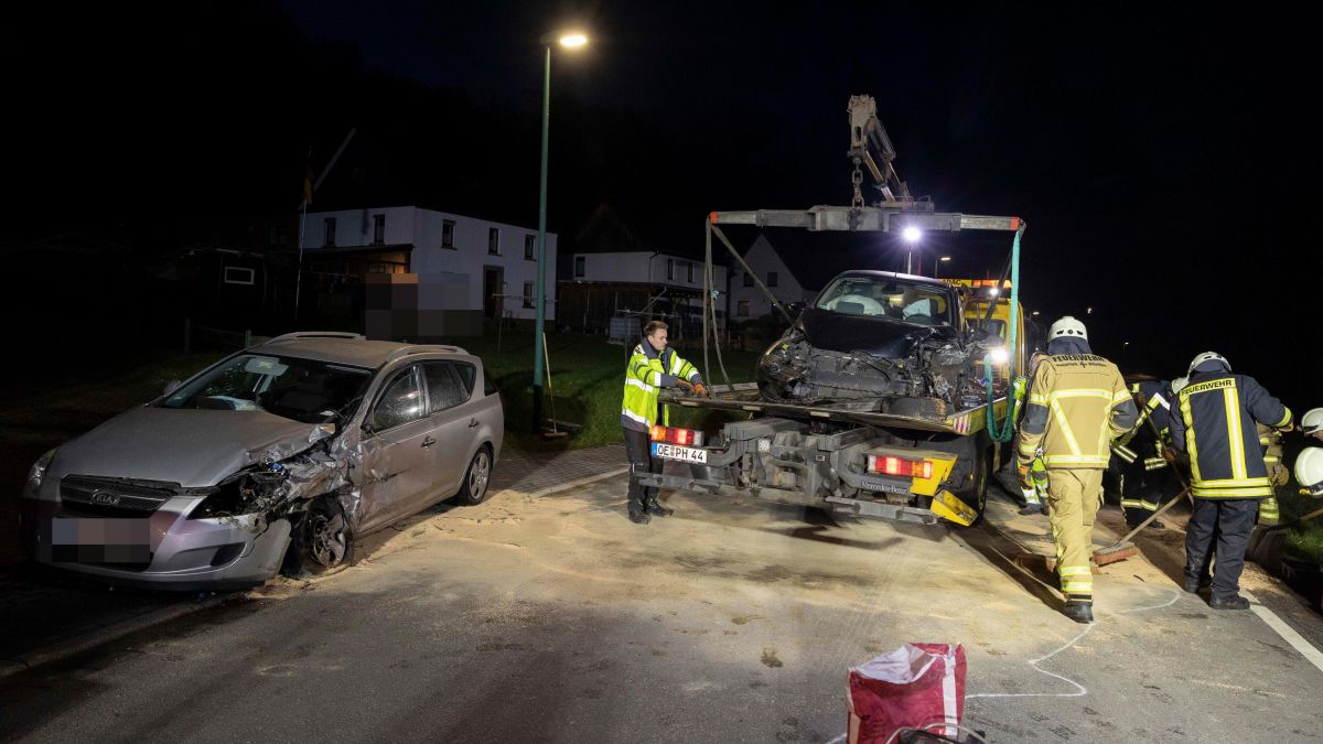 Bei einem Frontalzusammenstoß am Montagabend, 27. März, in St. Claas verletzten sich beide Autofahrer. von Kai Osthoff