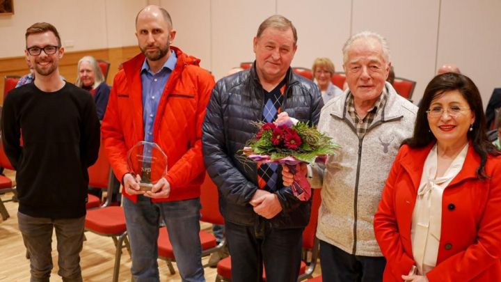 Der Finnentroper Ortsvereinsvorsitzende Vincent Sommerhoff (links) und die Kreisvorsitzende und...