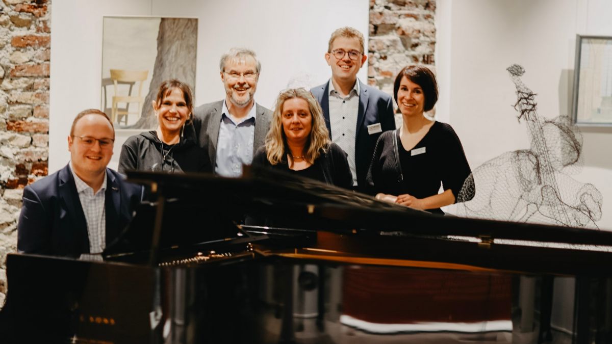 Freuten sich über viele Besucher bei der Ausstellungseröffnung von „Momentaufnahmen“: (v.l.) Stefan Hille, Gaby Selbach, Udo Hüttmann, Künstlerin Ruth Tilkes-Hüttmann, Martin Steinberg und Antonia Krihl (beide Stadtverwaltung) von Stadt Lennestadt