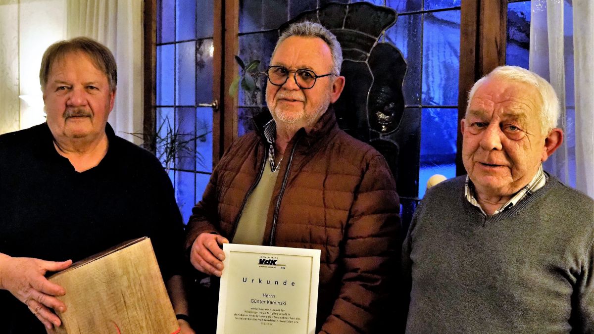 Die Vorsitzenden Heinz Vollmer (l.) und Karl Josef Dörk (r.) zeichneten Günter Kaminski für seine 40-jährige Mitgliedschaft aus. von privat