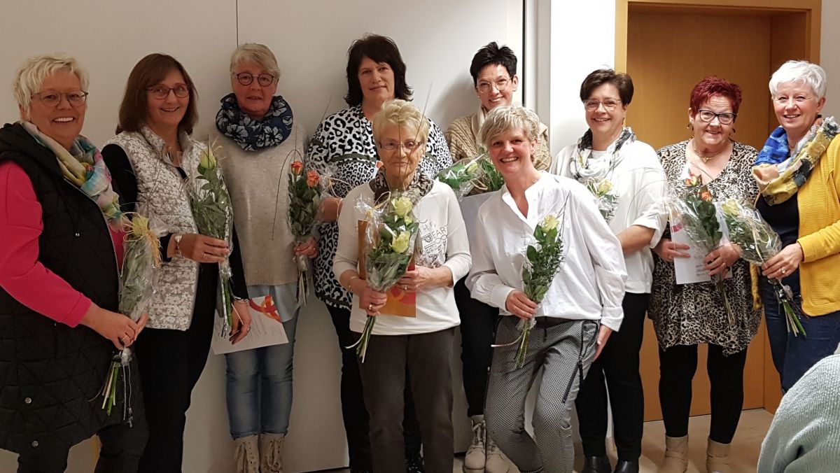 Eine Rose für ihren Einsatz erhielten (v.l.) Gabi Thielmann, Claudia Vollmer, Christiane Bette, Bettina Arnold, Margit Blöink, Nicole Bischopink, Ingrid Mester und Gaby Schmidt sowie (vorne) Karin Schmidt und Heike Steffen. von privat